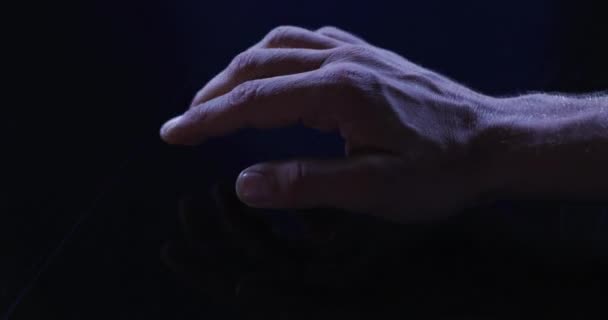 Hand Eines Kaukasischen Mannes Mit Digitaler Schnittstelle Die Die Handfläche — Stockvideo