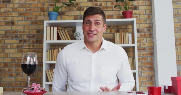 Caucasian Man Making Video Call Holding Handwritten Sign Making Marriage — Stock Video