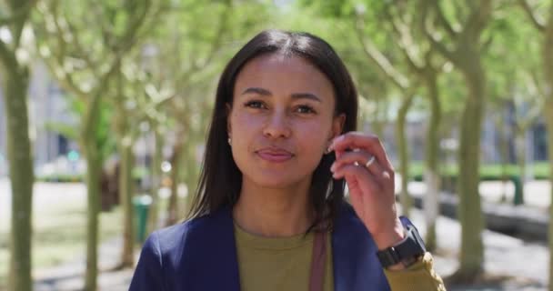 Afro Amerikan Kadın Portresi Kameraya Bakıyor Sokakta Gülümsüyor Dijital Göçebe — Stok video