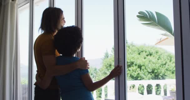 Couple Mixte Regardant Par Fenêtre Maison Rester Maison Isolement Personnel — Video