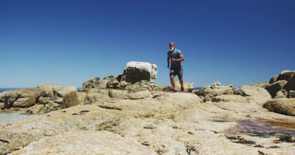 Homme Afro Américain Expérimenté Faisant Exercice Sur Des Rochers Bord — Video