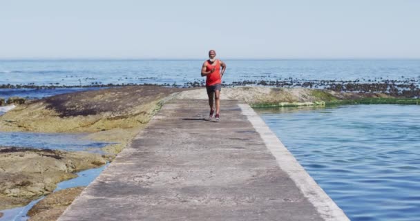 Homme Afro Américain Senior Faisant Exercice Sur Route Bord Mer — Video