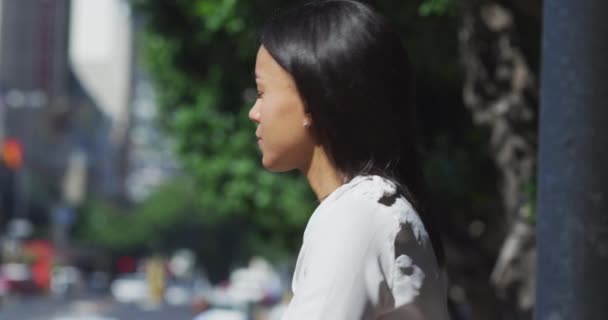 Mujer Afroamericana Llamando Taxi Calle Ciudad Profesional Los Negocios Fuera — Vídeos de Stock