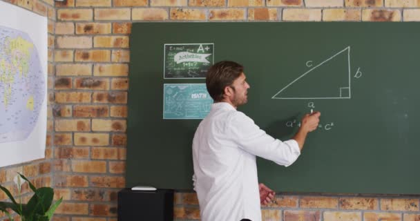 学校の教室で数学を教える白人男性教師の肖像画 距離学習オンライン教育 — ストック動画