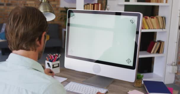 在学校的教室里 白人男教师一边做笔记 一边在电脑上录像 远程在线教育 — 图库视频影像