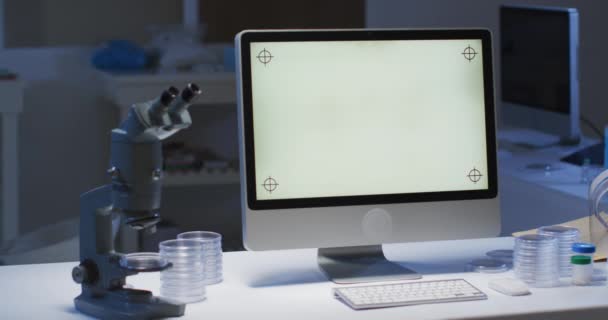Komputer Stacjonarny Podświetlanym Ekranem Stanowisku Pracy Pustym Laboratorium Opieka Zdrowotna — Wideo stockowe