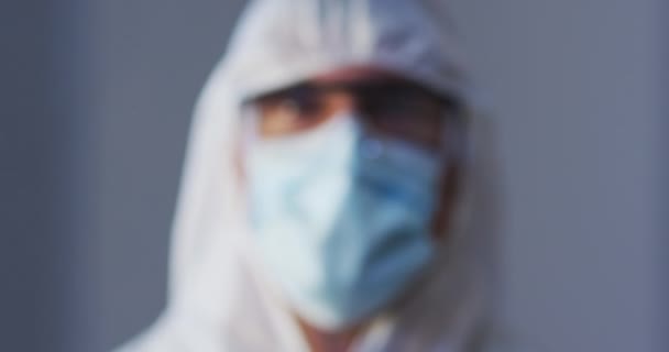Retrato Médico Caucasiano Vestindo Roupas Protetoras Com Máscara Óculos Segurança — Vídeo de Stock