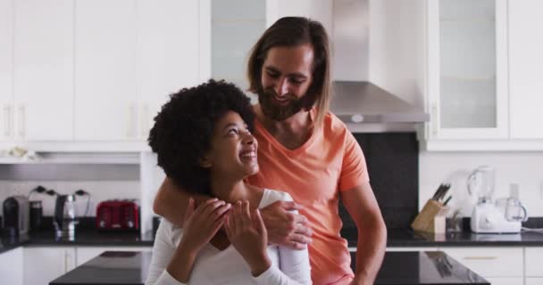 Portrait Couple Mixte Souriant Câlin Dans Cuisine Maison Rester Maison — Video