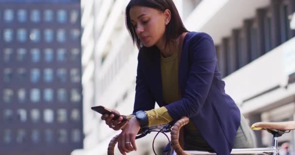 Afro Amerikaanse Vrouw Gebruikt Smartphone Straat Leunend Fiets Digitale Nomade — Stockvideo