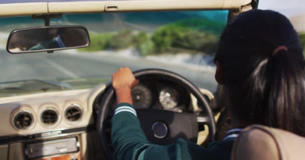 Mujer Afroamericana Ajustando Espejo Retrovisor Mientras Conduce Largo Carretera Rural — Vídeos de Stock