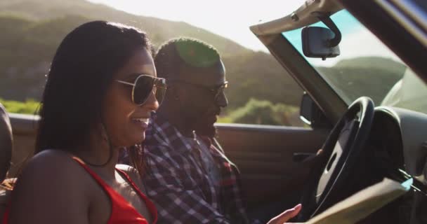Afrikanskt Amerikanskt Par Använder Karta När Sitter Cabriolet Bil Resa — Stockvideo