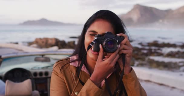 Afro Amerikaanse Vrouw Met Behulp Van Digitale Camera Foto Nemen — Stockvideo