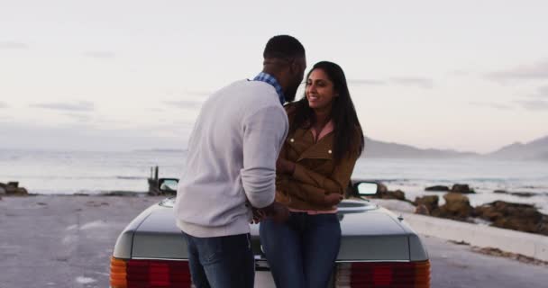 Egy Afro Amerikai Férfi Eljegyzi Barátnőjét Egy Gyűrűvel Úton Lévő — Stock videók