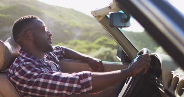 Africano Americano Com Mãos Volante Sentado Carro Conversível Estrada Viagem — Vídeo de Stock