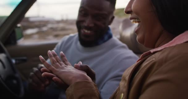 Hombre Afroamericano Usando Anillo Anillo Novia Mientras Está Sentado Coche — Vídeos de Stock