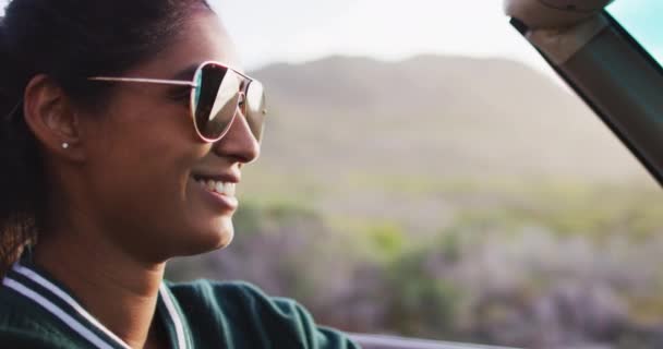 Afrikansk Amerikansk Kvinna Kör Längs Landsvägen Cabriolet Bil Resa Resa — Stockvideo