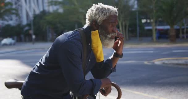 Старший Африканский Американец Маске Говорит Смартфону Опираясь Велосипед Дороге Гигиена — стоковое видео