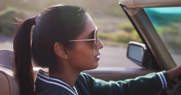 Mujer Afroamericana Conduciendo Largo Carretera Del País Coche Descapotable Viaje — Vídeos de Stock