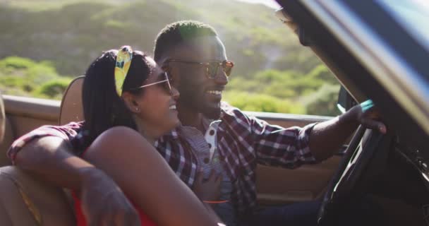 Casal Afro Americano Conversando Com Outro Enquanto Sentado Carro Conversível — Vídeo de Stock
