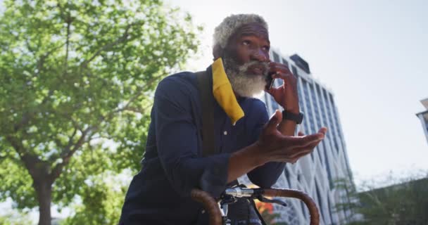 Homem Sênior Afro Americano Usando Máscara Facial Falando Smartphone Enquanto — Vídeo de Stock