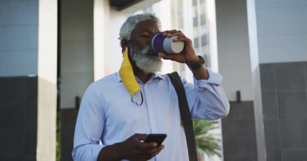 Африканский Старший Американец Пьет Кофе Пользуется Смартфоном Корпоративном Парке Гигиена — стоковое видео