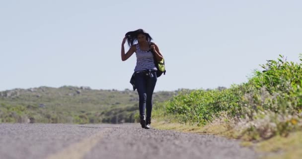 Mulher Afro Americana Com Mochila Andar Numa Estrada Viagem Rodoviária — Vídeo de Stock