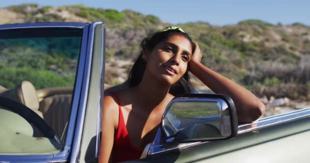 Mujer Afroamericana Sentada Coche Descapotable Carretera Viaje Por Carretera Viaje — Vídeo de stock