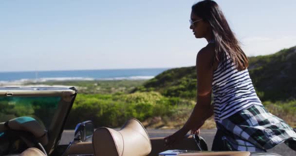 Afro Amerikaanse Vrouw Met Een Zonnebril Die Uit Een Cabrio — Stockvideo