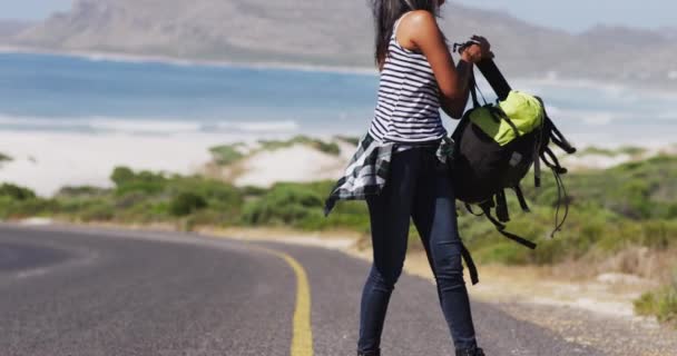 Африканська Американка Піднімає Рюкзак Йде Дорозі Дорожні Подорожі Пригодницька Концепція — стокове відео