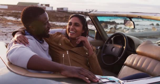 アフリカ系アメリカ人のカップルがお互いを受け入れながら 道路上の転換車に座っている 旅と冒険のコンセプト — ストック動画