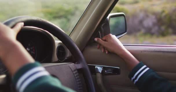 Kadının Yan Aynayı Düzeltirken Üstü Açık Arabayla Kır Yolu Boyunca — Stok video