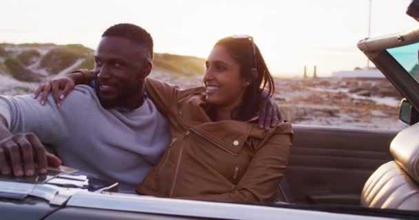 Pareja Afroamericana Abrazándose Mientras Están Sentados Coche Convertible Carretera Viaje — Vídeo de stock