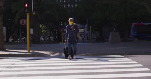 Afro Amerikaanse Senior Man Met Trolley Tas Die Weg Oversteekt — Stockvideo