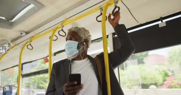Homme Âgé Afro Américain Portant Masque Facial Aide Smartphone Alors — Video