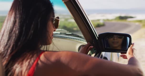 Afrikansk Amerikansk Kvinna Justerar Sidobackspegeln När Hon Sitter Cabriolet Bil — Stockvideo