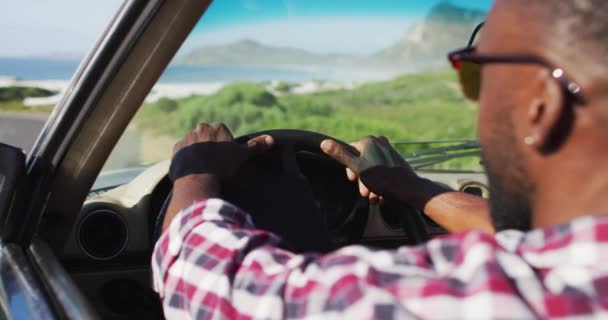 Hombre Afroamericano Con Las Manos Volante Sentado Coche Convertible Carretera — Vídeo de stock