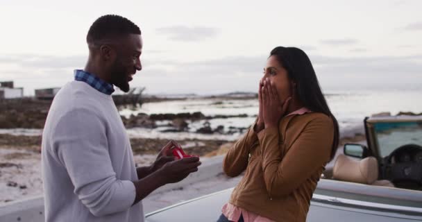 Homem Afro Americano Propor Namorada Com Anel Perto Carro Descapotável — Vídeo de Stock