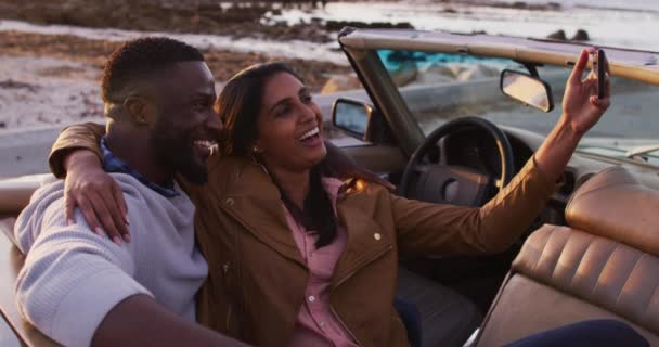 Pareja Afroamericana Tomando Una Selfie Mientras Está Sentada Auto Convertible — Vídeo de stock