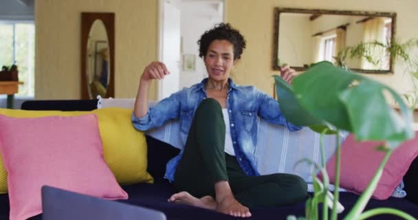 Mujer Caucásica Sonriente Sentada Sofá Relajándose Casa Permanecer Casa Aislamiento — Vídeos de Stock