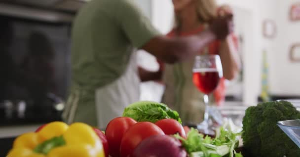 Diverse Ältere Paare Schürzen Tanzen Während Sie Der Küche Essen — Stockvideo