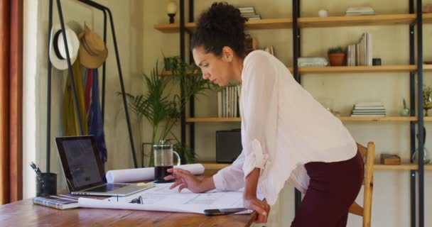 Λευκή Γυναίκα Στέκεται Δίπλα Στο Γραφείο Εργάζεται Από Σπίτι Μένοντας — Αρχείο Βίντεο
