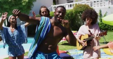 Çeşitli arkadaş grupları bir havuz partisinde eğleniyor ve dans ediyor. Yazın dışarıda takılıp dinleniyorum..