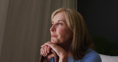 Kafkasyalı son sınıf öğrencisinin elinde baston tutarken yakın plan. Karantina karantinasında tek başına evde kalmak