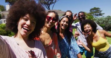 Çeşitli arkadaş gruplarının bir havuz partisinde kameraya bakıp gülümsemelerinin portresi. Yazın dışarıda takılıp dinleniyorum..