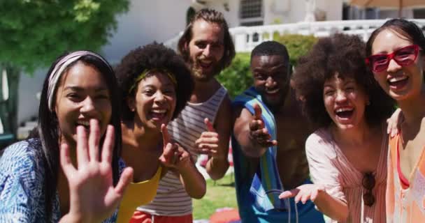 Retrato Grupo Diversificado Amigos Sorrindo Acenando Para Câmera Uma Festa — Vídeo de Stock