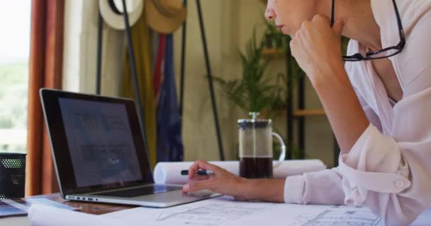 Kaukasierin Mit Laptop Die Von Hause Aus Arbeitet Hause Bleiben — Stockvideo