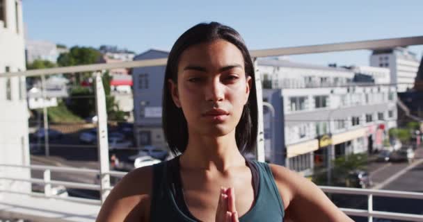 Retrato Raça Mista Gênero Fluido Pessoa Praticando Meditação Ioga Terraço — Vídeo de Stock