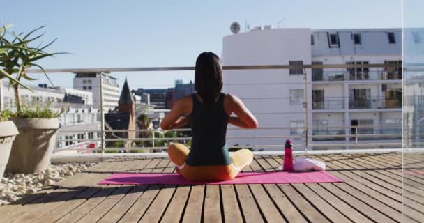 Raça Mista Gênero Fluido Pessoa Praticando Meditação Ioga Terraço Ficar — Vídeo de Stock