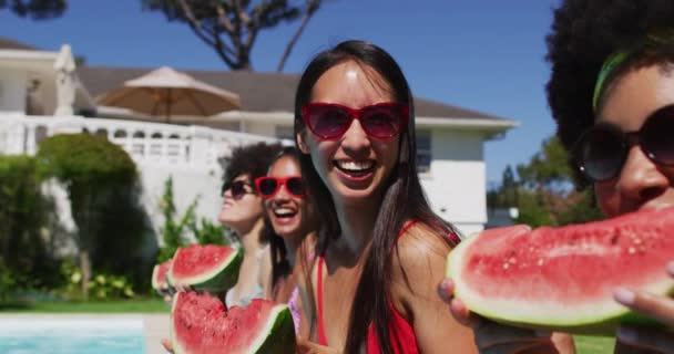 Olika Grupper Kvinnliga Vänner Äter Vattenmelon Sittandes Vid Poolen Och — Stockvideo