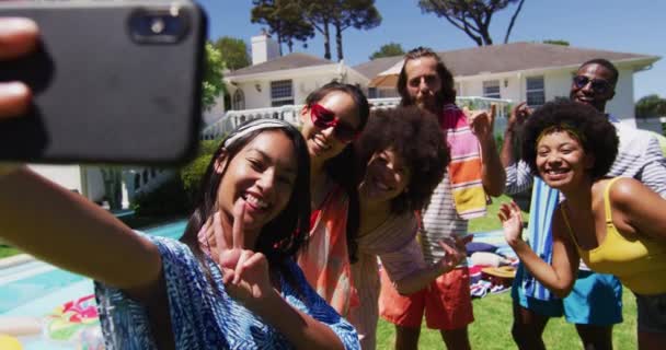 Diverse Vriendengroep Die Selfie Maakt Een Zwembadfeest Rondhangen Ontspannen Buiten — Stockvideo